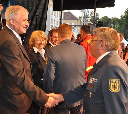 Ministerpräsident Horst Seehofer dankt dem bayerischen Landessprecher Rudi Skalitzky