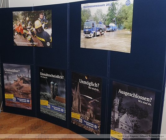 Die aktuelle bayerische Plakataktion (unten) und Bilder vom Hochwasser 2013
