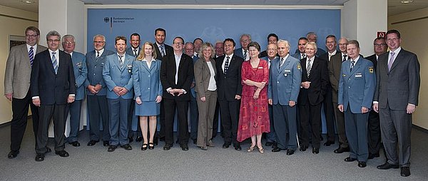 Die Teilnehmer der THW-BV (von rechts): Stephan Stracke MdB (Landesvorsitzender Bayern), Martin Stoffer (stv. Landesvorsitzender Brandenburg), Rainer Schwierczinski (Vizepräsident BA THW), Günter Baumann MdB (Landesvorsitzender Sachsen/Thüringen), Clemens Binninger MdB (Landesvorsitzender Baden-Württemberg), Jürgen Rischar (Vizepräsident Landeshelfervereinigung Saar e.V.), Albrecht Broemme (Präsident BA THW), Markus Jaugitz (Vizepräsident Landesvereinigung Baden-Württemberg e.V.), Rüdiger Jakesch (Geschäftsführender Vizepräsident THW-BV), Horst Werner (Landesvorsitzender Bremen), Dieter Held (stv. Landesvorsitzender Hessen), Siglinde Schneider-Fuchs (stv. Landesvorsitzende Bayern), Peter Weiler (Schatzmeister THW-BV), Dr. Hans-Peter Friedrich MdB (Bundesminister des Innern), Gerd Frey (stv. Landesvorsitzender Nordrhein-Westfalen), Christine Lambrecht MdB (Vizepräsidentin THW-BV), Lothar Fabian (stv. Landesvorsitzender Berlin), Burkhard Lepach (stv. Landesvorsitzender Bremen) , Johannes Kahrs MdB (Landesvorsitzender Hamburg), Stephan Mayer MdB (Präsident THW-BV), Hanna Glindmeyer (THW-Jugend e.V.), Sascha Brennig (THW-BV), Mirco Groenwoldt (Landesgeschäftsführer Schleswig-Holstein), Johann Thys (stv. Landesvorsitzender Niedersachsen), Günter Seekatz (stv. Landesvorsitzender Rheinland-Pfalz), Axel Knoerig MdB (Landesvorsitzender Niedersachsen), Hartfried Wolff MdB (kooptiertes Mitglied)