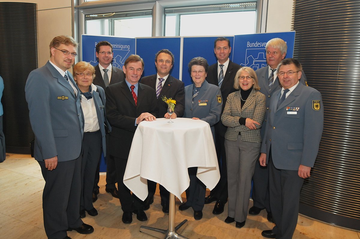 Der neue Bundesinnenminister, Dr. Hans-Peter Friedrich (m.), im letzten Jahr beim parlamentarischen Frühstück des THW in Berlin.