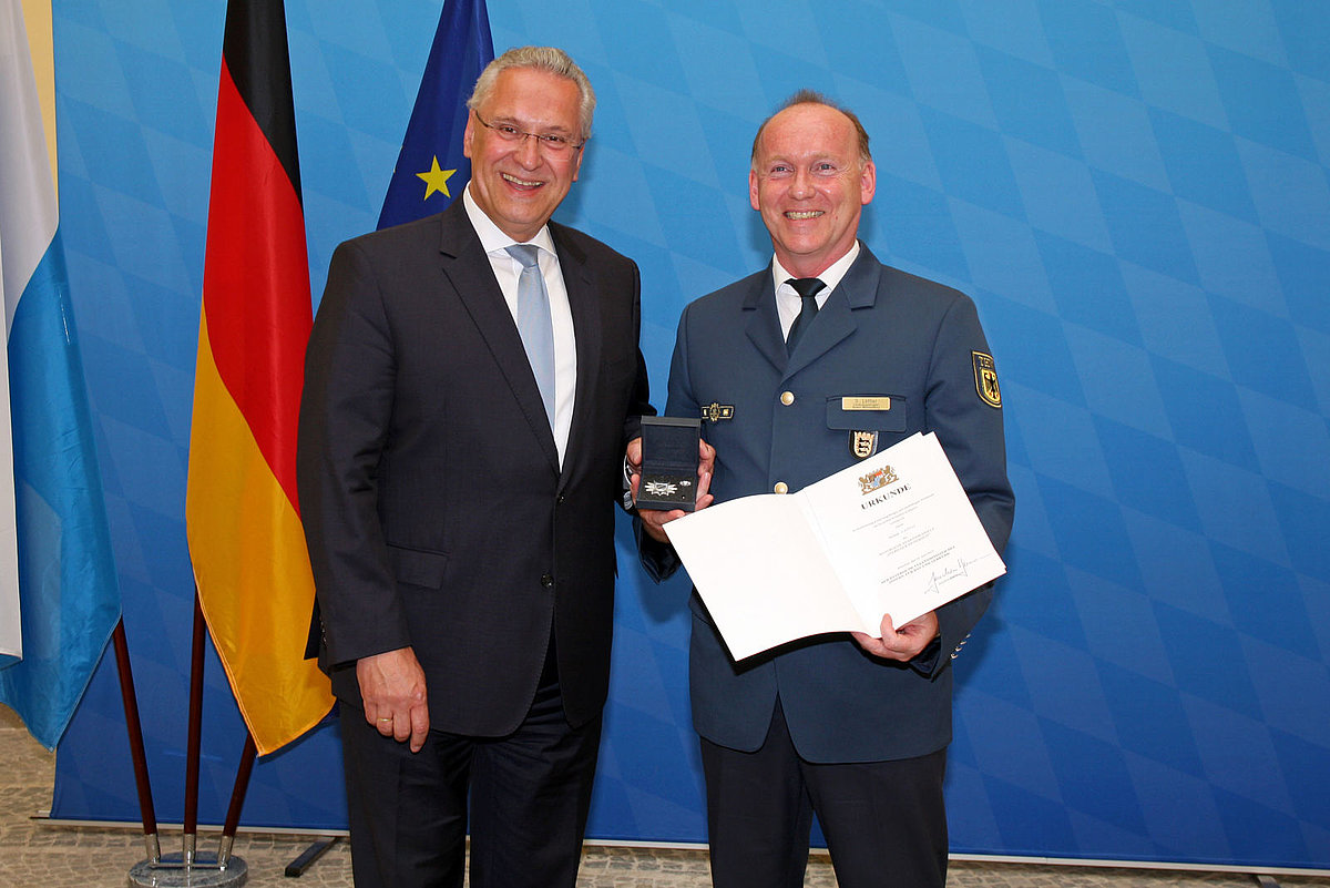 Der bayerische Innenminister Joachim Herrmann mit Diemar Löffler