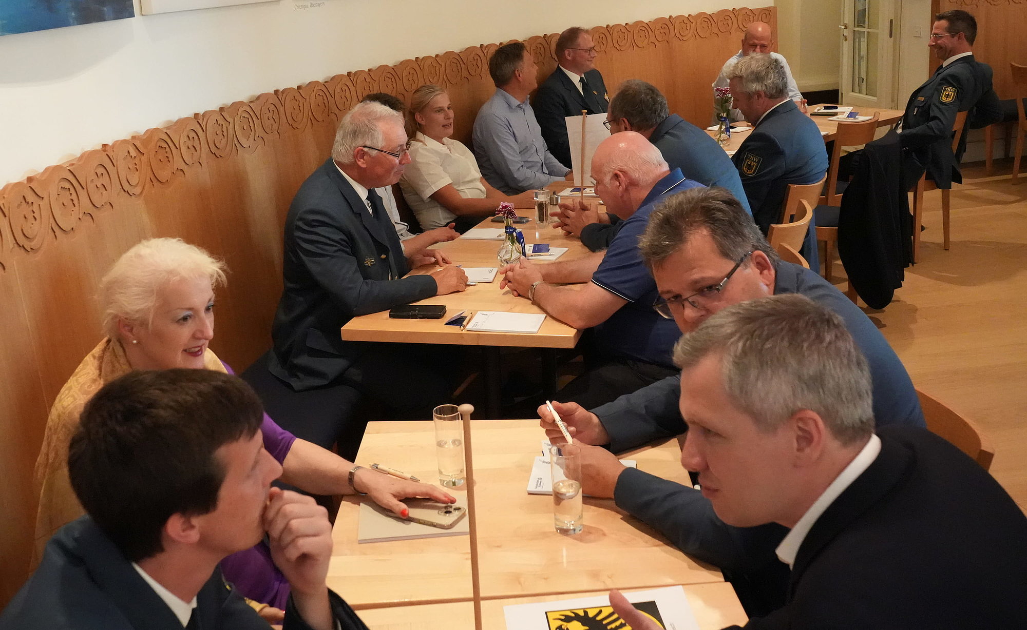 In Gruppengesprächen - THW-Angehörige mit den regionalen Abgeordneten - werden aktuelle Themen besprochen. - Foto: Johann Haas