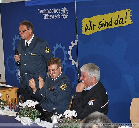 Gemeinsame Freude bei Dr. Voss und Präsident Albrecht Brömme