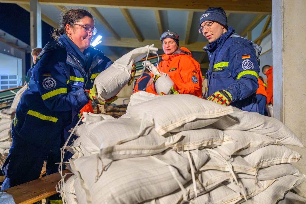 Überall wurden Sandsäcke gebraucht – Foto: THW/Bernhard Bergauer