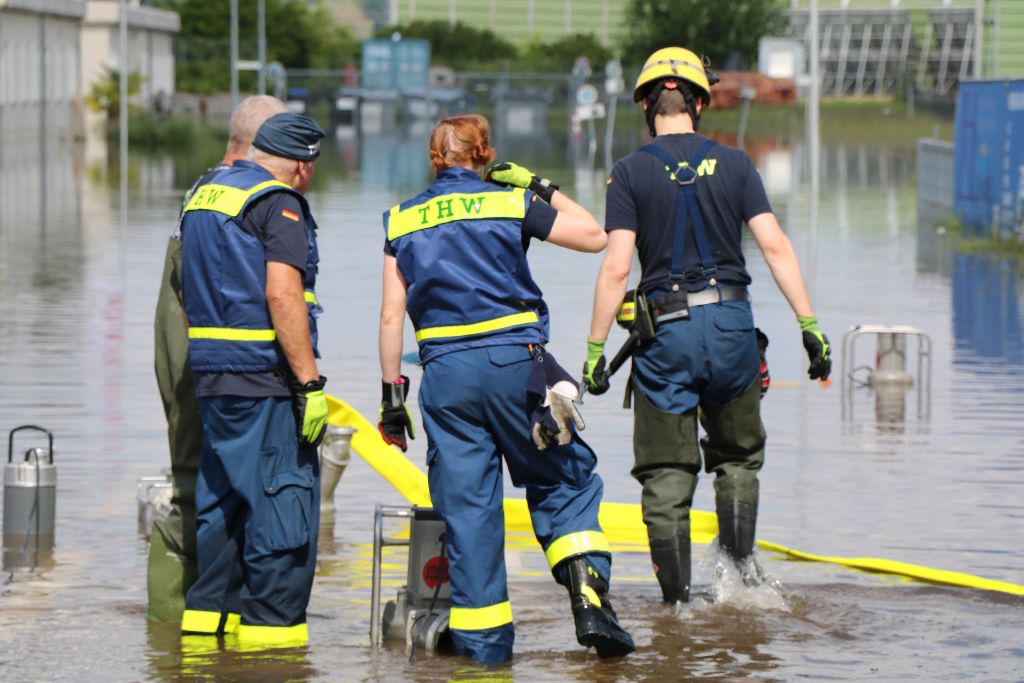 Nicht immer ist klar, wo die Einsatzkräfte gerade hintreten. Eine weggeschwemmte Kanalabdeckung kann schnell zu einer großen Gefahr werden. – Foto: THW/Dieter Seebach
