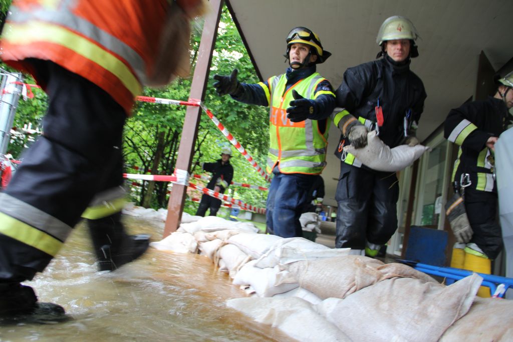 Einsatzkräfte von THW und Feuerwehr müssen bei Flutgefahren schnell handeln. – Foto: Stefan Mühlmann