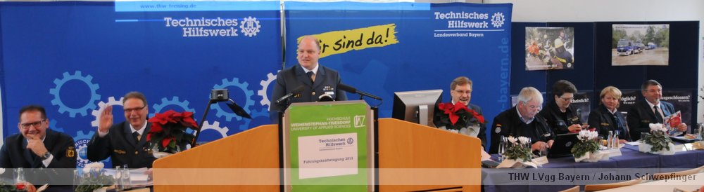 Das Podium - hochrangig besetzt.