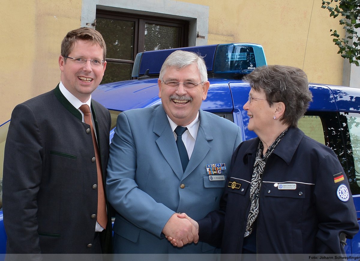 Der Vorsitzend Stefan Stracke, MdB, und seine Stellvertreterin Siglinde Schneider-Fuchs gratulieren Helmut Königbauer (Mitte) zum 70sten Geburtstag.