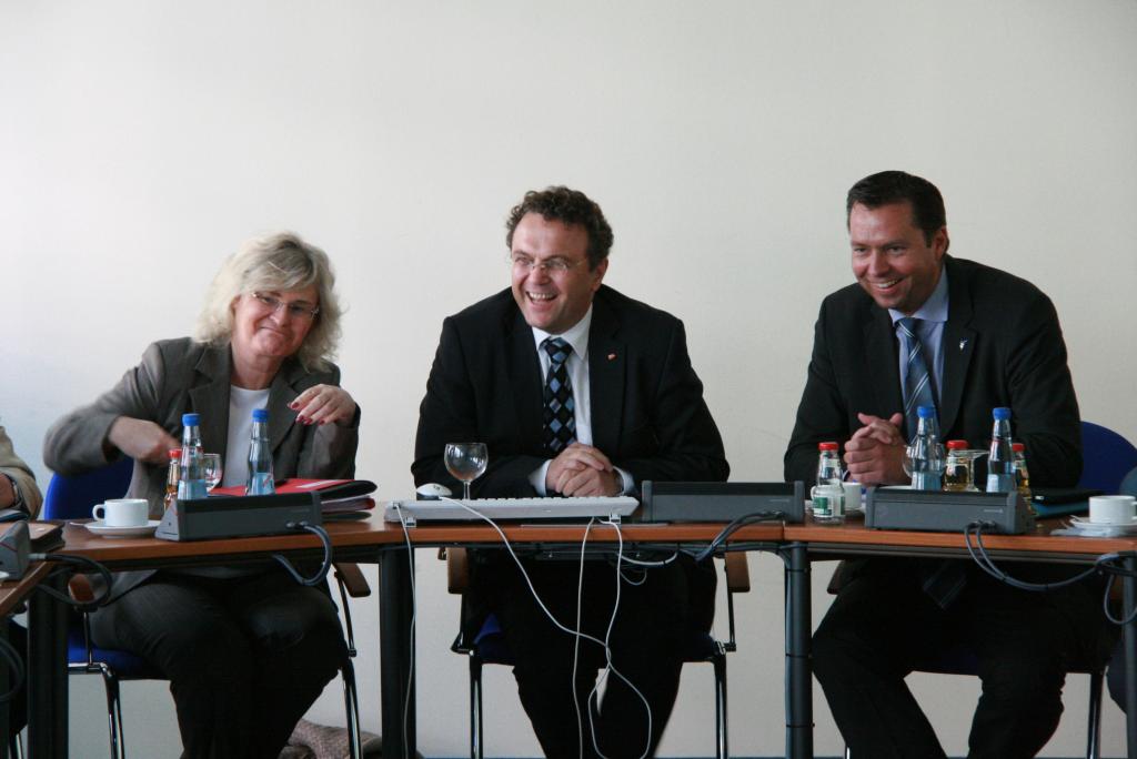 Bundesinnenminister Dr. Hans-Peter Friedrich MdB (mitte) sowie Präsident Stephan Mayer MdB (rechts) und Vizepräsidentin Christine Lambrecht MdB (links) freuten sich über den konstruktiven Gedankenaustausch